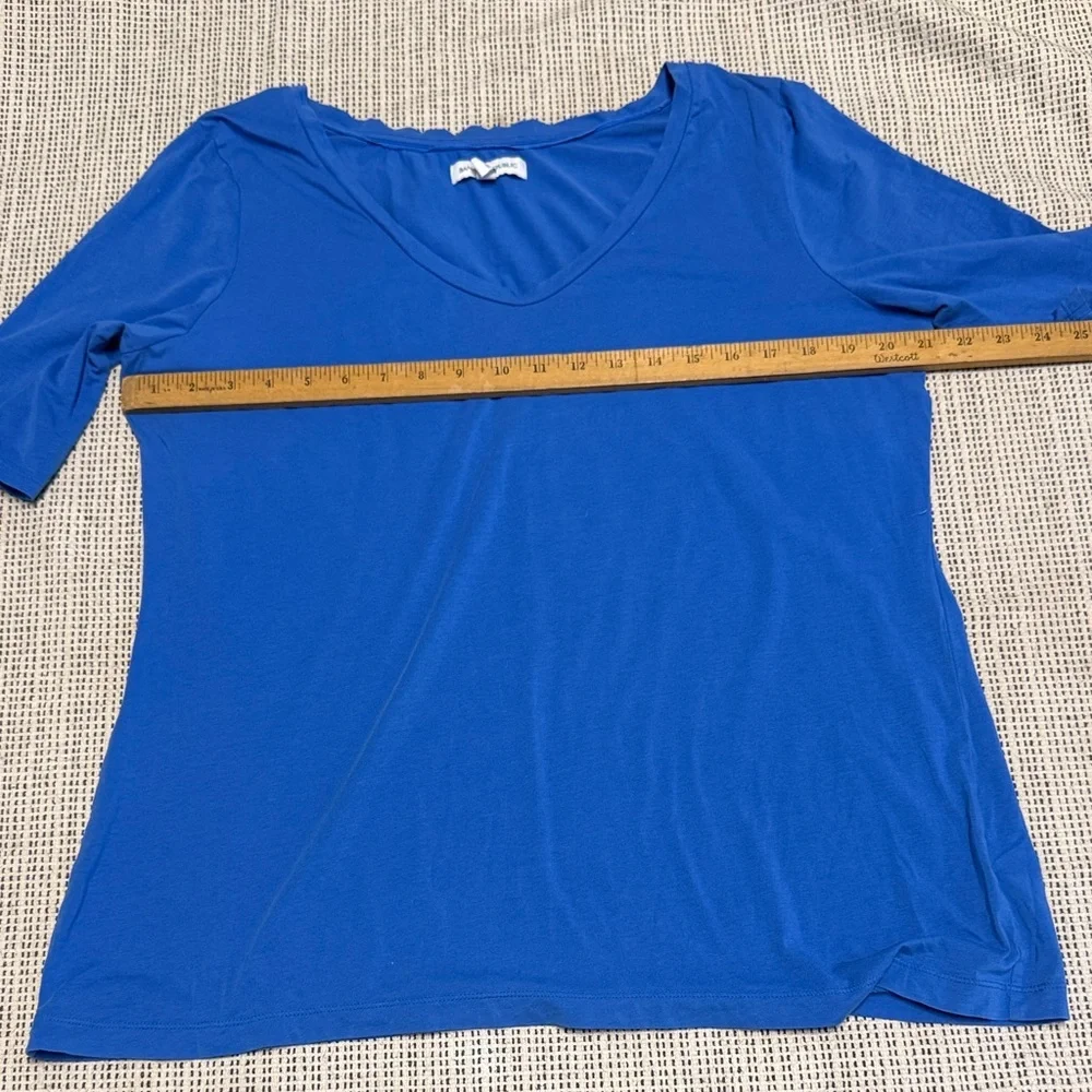 2 Banana Republic Lightweight Cotton Tees - Picture 3 of 7